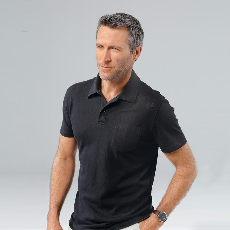 Homme portant un polo en mesh noir, en portrait.