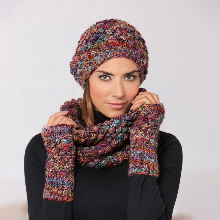 Femme portant un bonnet Kero Design La Belle au Bois Dormant coloré avec des gants sans doigts assortis.