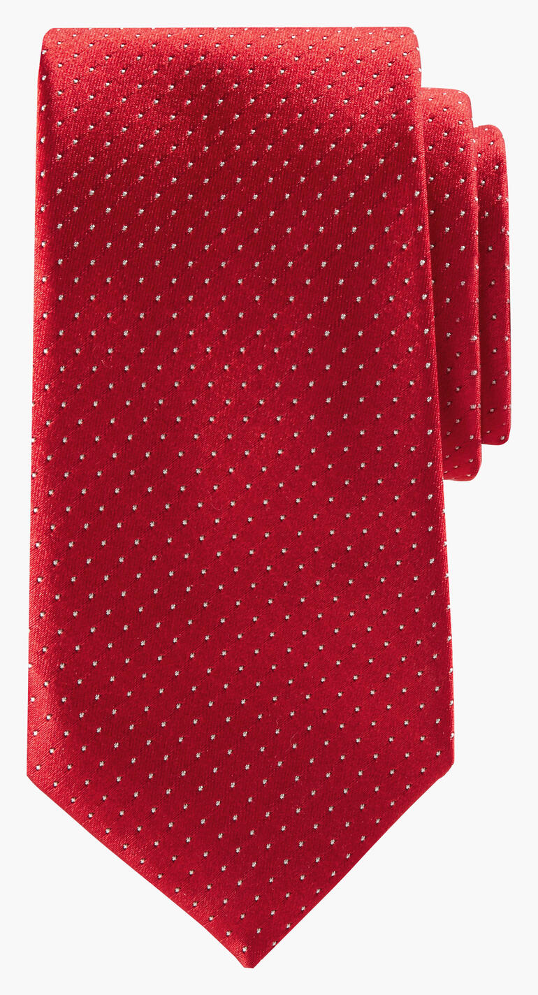 Cravate en soie Ascot rouge à pois blancs sur fond blanc.