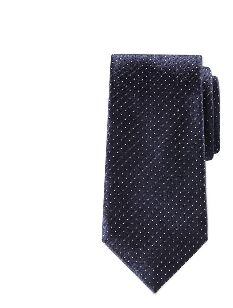 Cravate en soie Ascot bleu marine à pois blancs sur fond blanc.