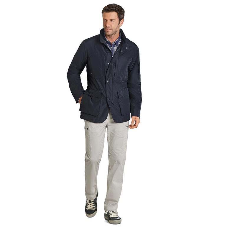 Veste de ville/loisir « Dressy Protection » Homme en veste de loisirs navy avec un pantalon cargo clair.