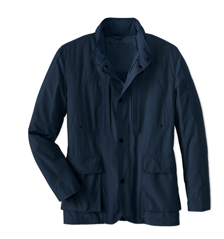 Veste fonctionnelle décontractée navy sur un fond blanc.