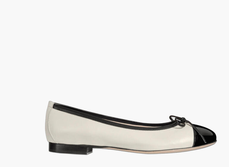 Ballerine crème et vernis noir avec un nœud, vue latérale.