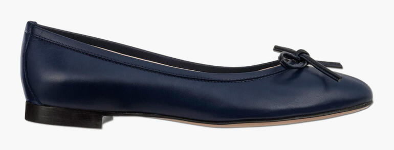 Ballerine navy avec un nœud, vue latérale.