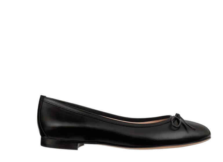 Ballerine noire avec un nœud, vue latérale.