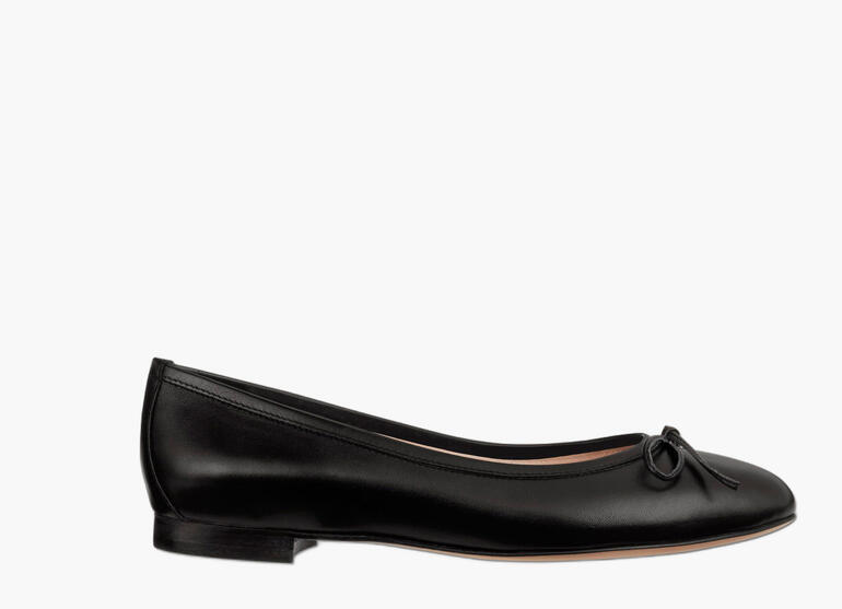 Ballerine noire avec un nœud, vue latérale.