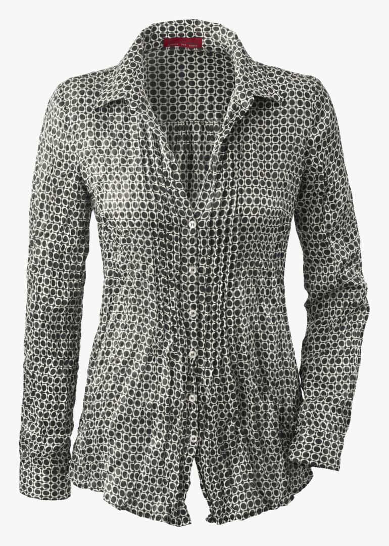 Blouse à motif sur fond blanc, légèrement ondulée.
