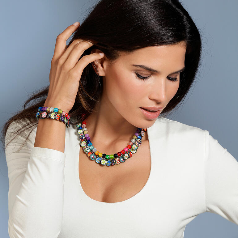 Femme portant un bracelet et une chaîne ethniques porte-bonheur.