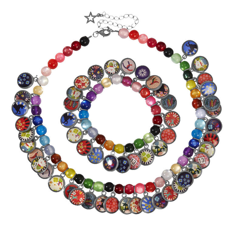 Bracelets ethniques colorés sur fond blanc.