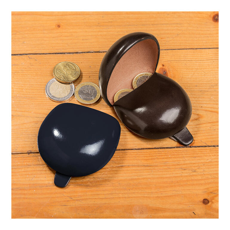 Deux porte-monnaie ronds en cuir noir et marron foncé sur fond en bois.