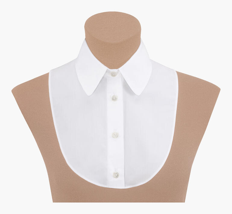 Col de chemise blanc sur un mannequin beige avec des boutons à l'avant.