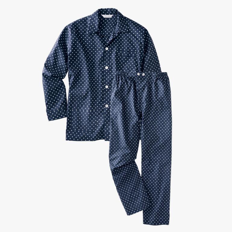 Pyjama bleu marine à pois blancs, composée d'un haut et d'un pantalon.