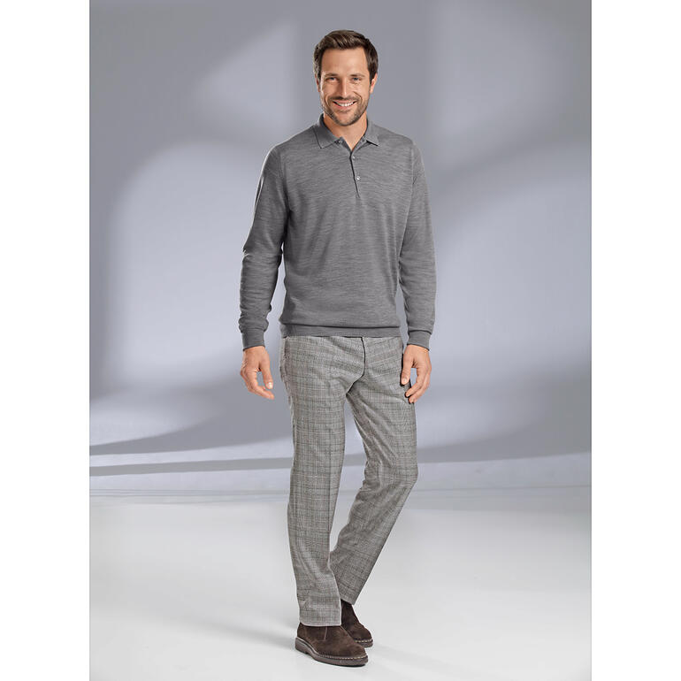 Homme en polo à manches longues gris John Smedley 30-Gauge avec un pantalon rayé