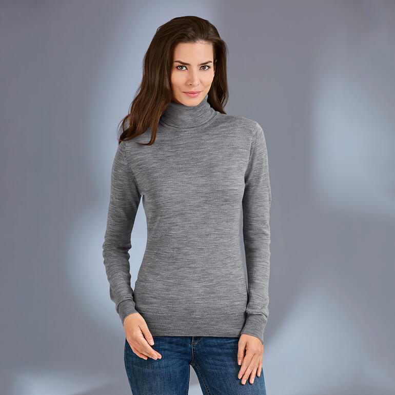 Col roulé, Gris Pull Handbag à col montant en gris, porté par une femme.