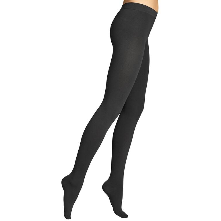 Femme portant des collants de compression thermique noirs avec une jambe en l'air