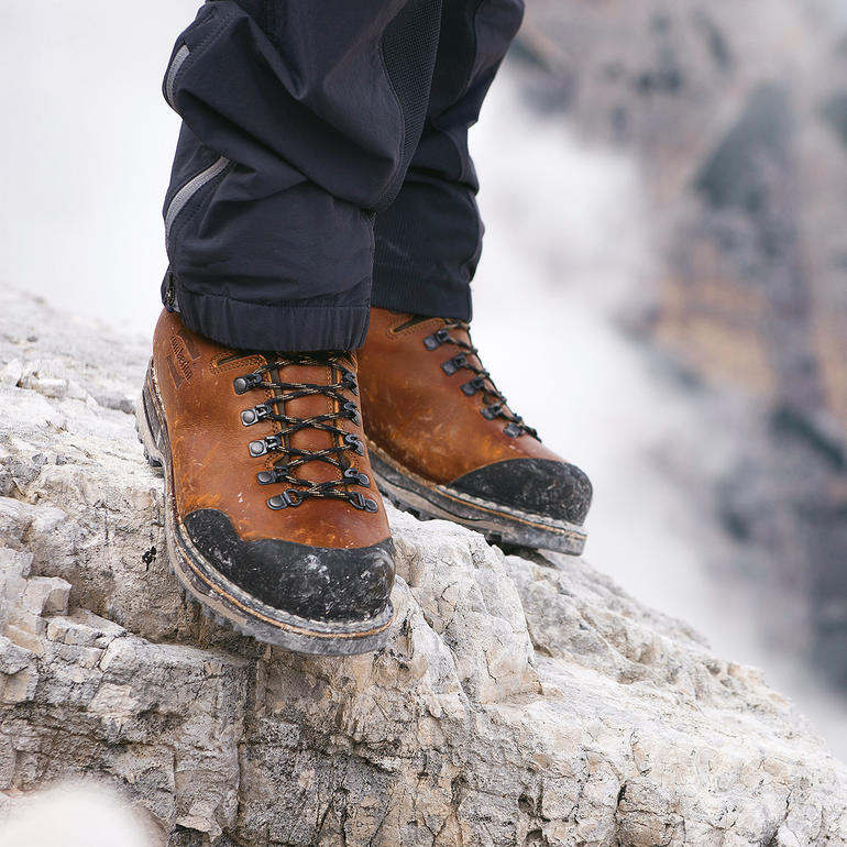 Chaussure de randonnée Zamberlan faite main sur un terrain rocheux