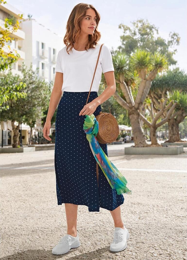 Foulard en soie aquarelle T-shirt basique en coton, associé à une jupe longue
