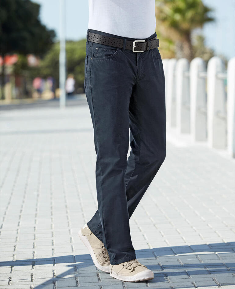 Bleu Homme marchant sur un trottoir dans un pantalon Coolmax® été Five-Pocket.