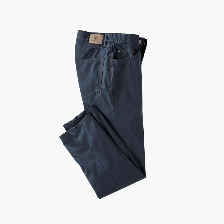 Pantalon Coolmax® été Five-Pocket plié sur un fond blanc.