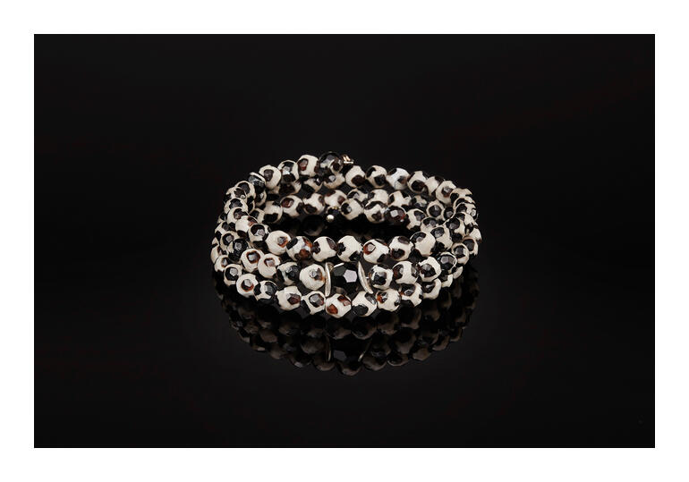 Bracelet en agate du Tibet Langani avec des perles de différentes couleurs sur fond noir.