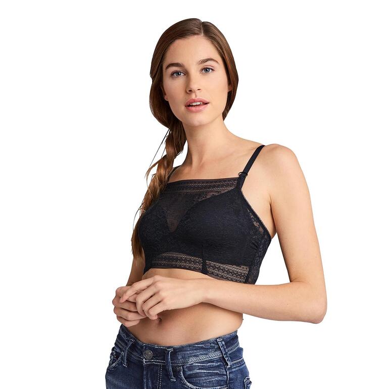 Femme en soutien-gorge en dentelle noire, souriante avec les cheveux lâchés.