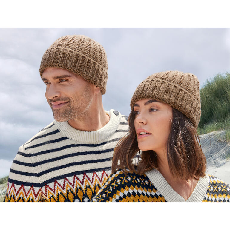 Bonnet en poil de chameau Fisherman Homme et femme portant tous deux un bonnet en camel.