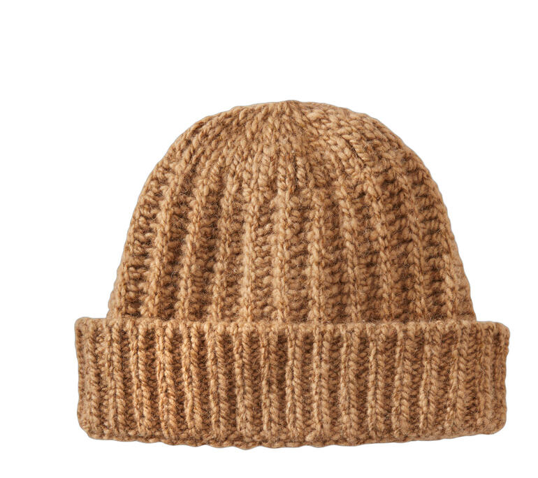 Bonnet en cachemire beige avec design côtelé et revers.