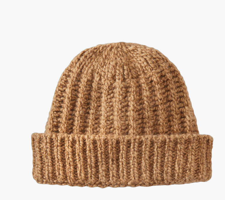 Bonnet en cachemire beige avec design côtelé et revers.