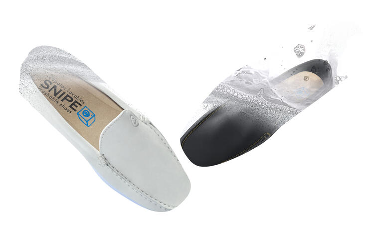 Deux paires de semelles, une blanche et une noire, avec des bulles dans l'eau.