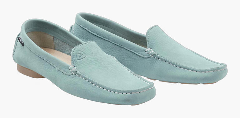 Une paire de mocassins en cuir Snipe® pour femmes en bleu clair, vue de face.