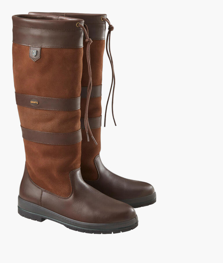 Deux bottes en cuir imperméables Dubarry en brun avec lacets.