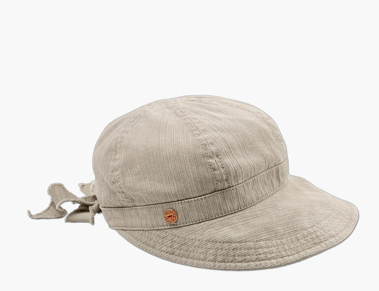 Casquette beige avec un nœud et un logo gravé.