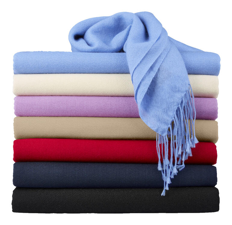 Pashmina empilés colorés avec une écharpe bleue en haut.