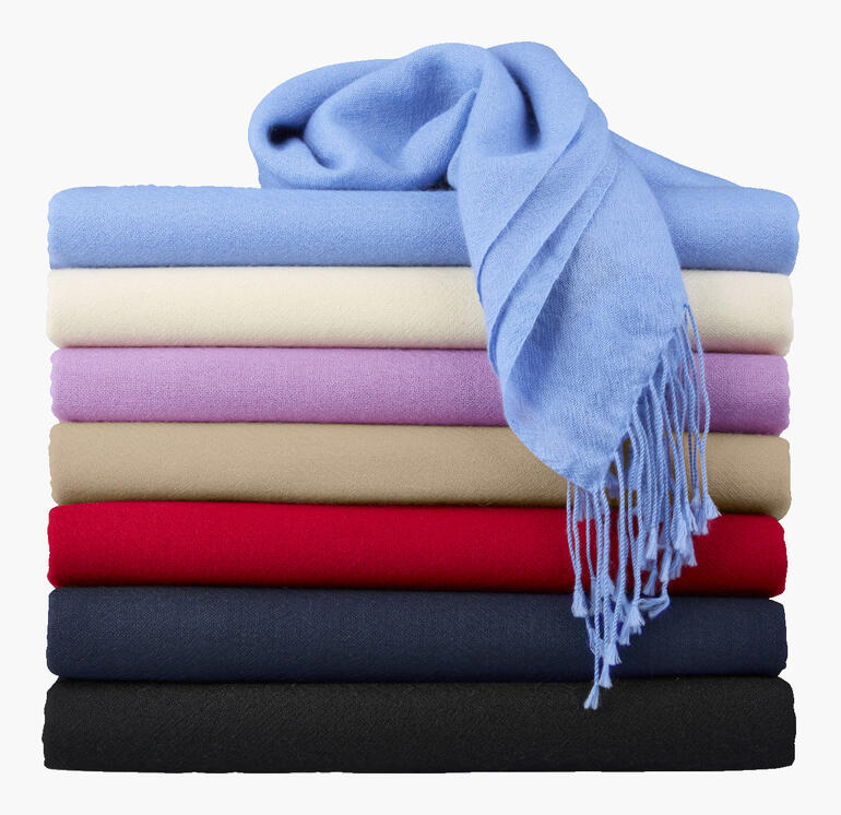 Pashmina empilés colorés avec une écharpe bleue en haut.