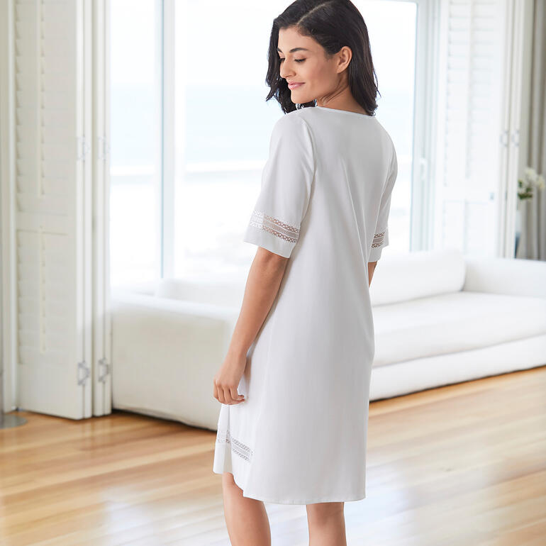 Chemise de nuit Pluto Clean-Chic Femme en chemise de nuit blanche vue de derrière.