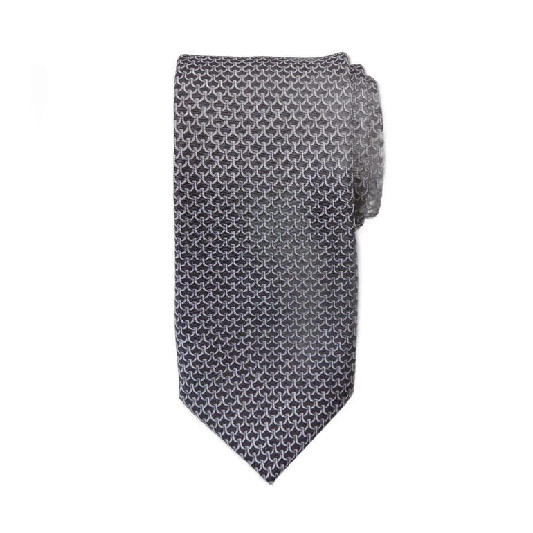 Cravate en soie Ascot avec motif chaîne en noir et blanc, vue latérale.