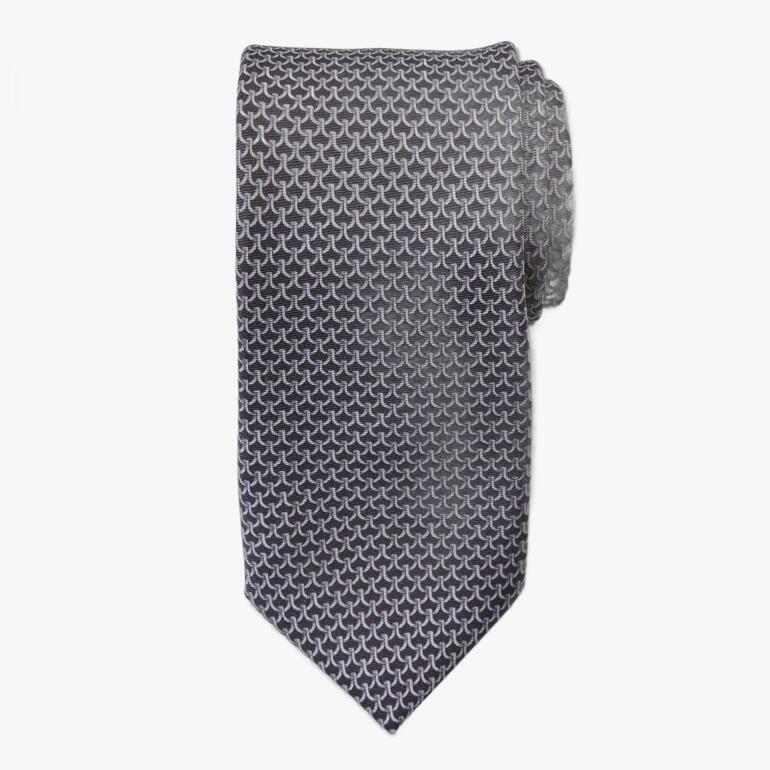 Cravate en soie Ascot avec motif chaîne en noir et blanc, vue latérale.