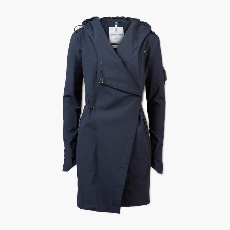 Manteau softshell bleu marine suspendu sur un cintre avec étiquette.