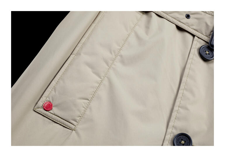 Gros plan du col d'un trench coat de pluie Knirps pour hommes