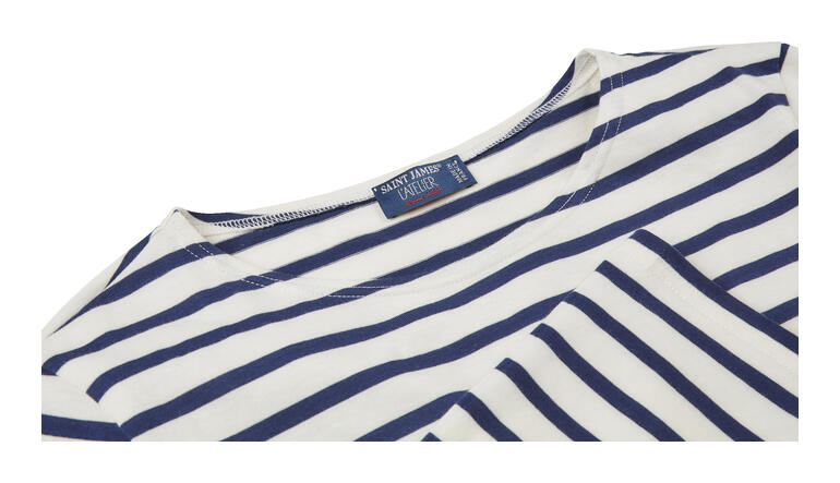 Gros plan du col d'une chemise Bretagne pour homme avec motif rayé.
