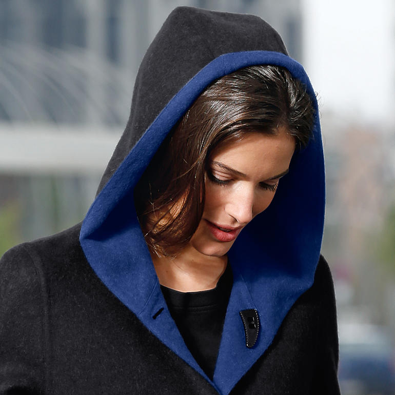 Classique en noir, tendance en bleu royal : les deux côtés réversibles créent des contrastes visuels attrayants. Et permettent de nombreuses combinaisons avec votre garde-robe existante. Duffle coat en alpaga avec intérieur bleu sur fond blanc