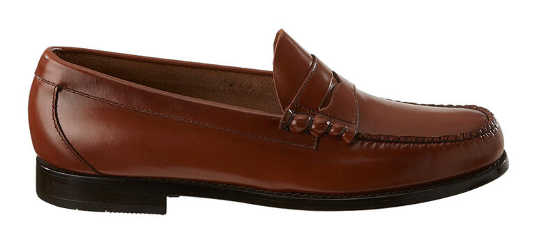 Penny loafer G.H. Bass « Weejuns » Vue latérale d'un penny loafer brun de G.H. Bass sur fond blanc.