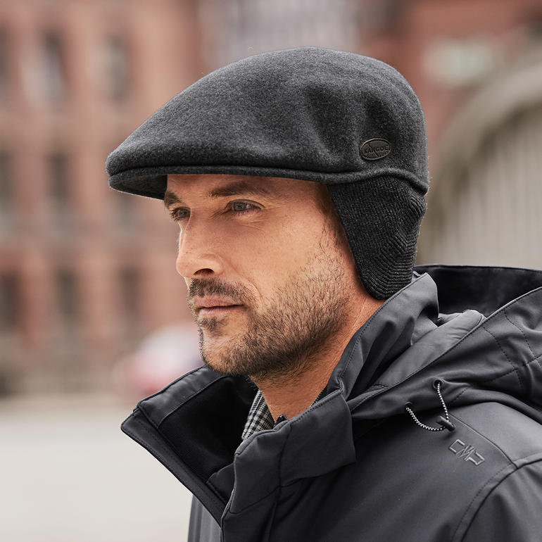 Profil d'un homme portant une casquette Kangol avec des protège-oreilles.