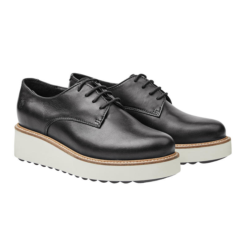 Chaussures Derby à plateaux noires Apple of Eden sur fond blanc.