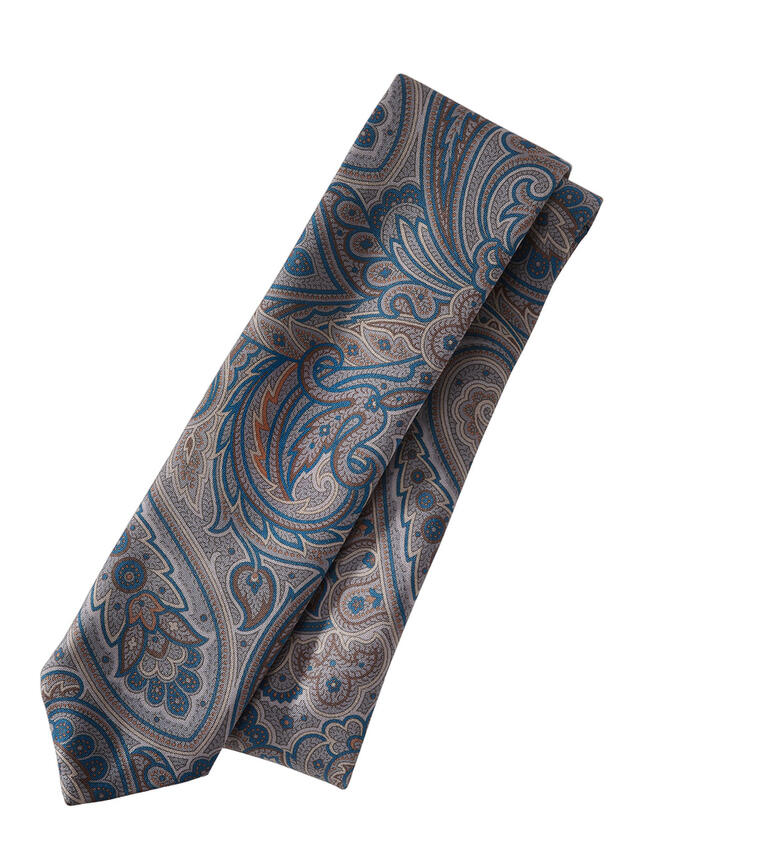 Cravate paisley aux couleurs douces drapée élégamment sur un fond blanc.