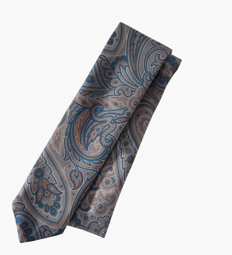 Cravate paisley aux couleurs douces drapée élégamment sur un fond blanc.