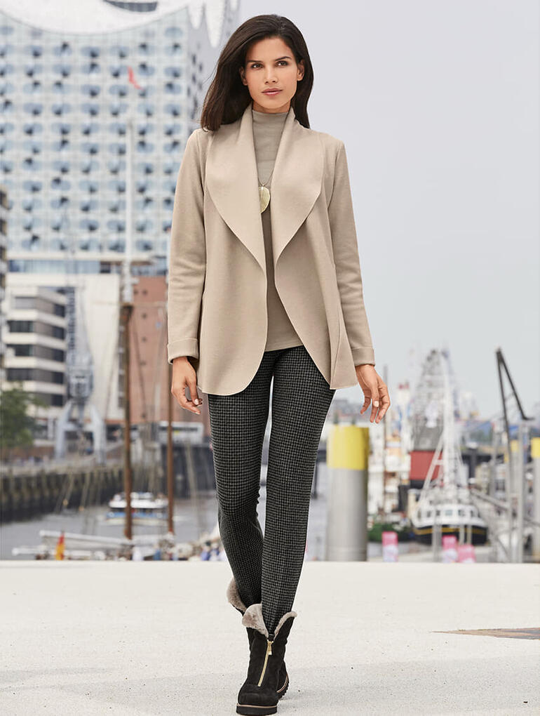 Fuseau Brax « pied de coq » Blazer beige dans un environnement urbain