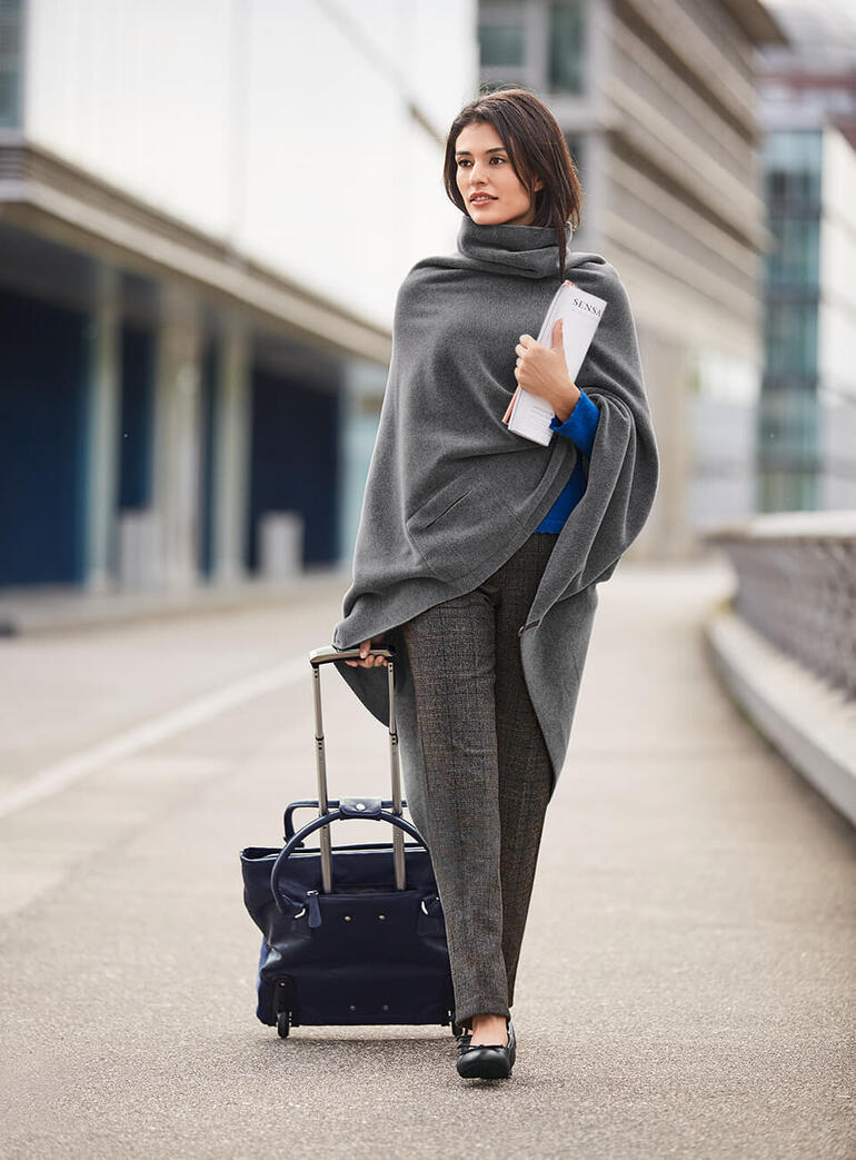 Gris/Noir/Brun Femme en écharpe grise et pantalon à motif Glencheck avec des bagages