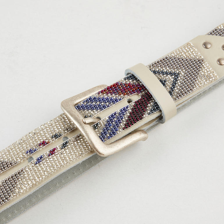 Ceinture ethnique en perles de Smitten avec un motif coloré et boucle.