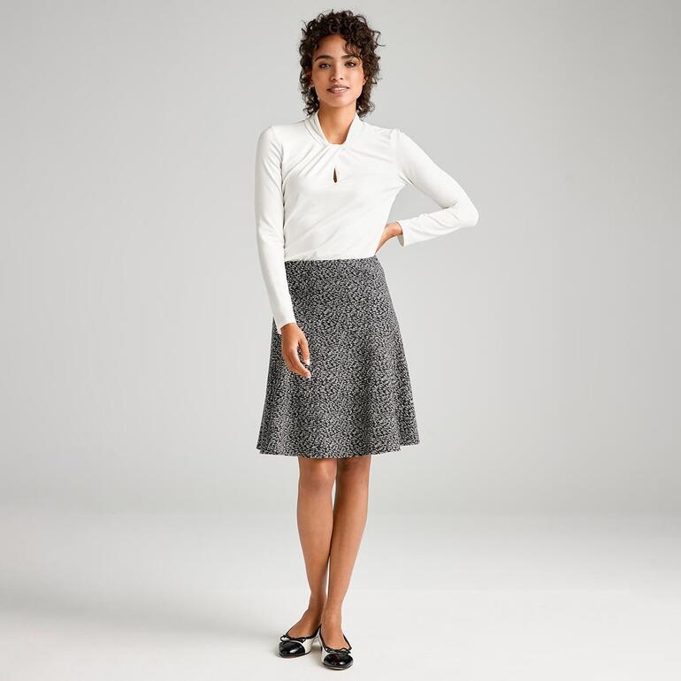 Jupon en jersey de coton noir et blanc avec un haut.